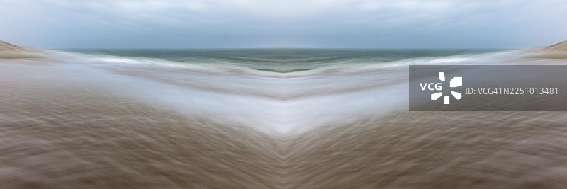 镜像图片，模糊，北海的锡尔特海滩上的海浪，瓦登海国家公园，锡尔特，霍尔努姆，北弗里西亚，石勒苏益格-荷尔斯泰因，德国 | 镜像图片，模糊，海滩上的海浪，北海，瓦登海国家公园，锡尔特，石勒苏益格-荷尔斯泰因，德国图片素材