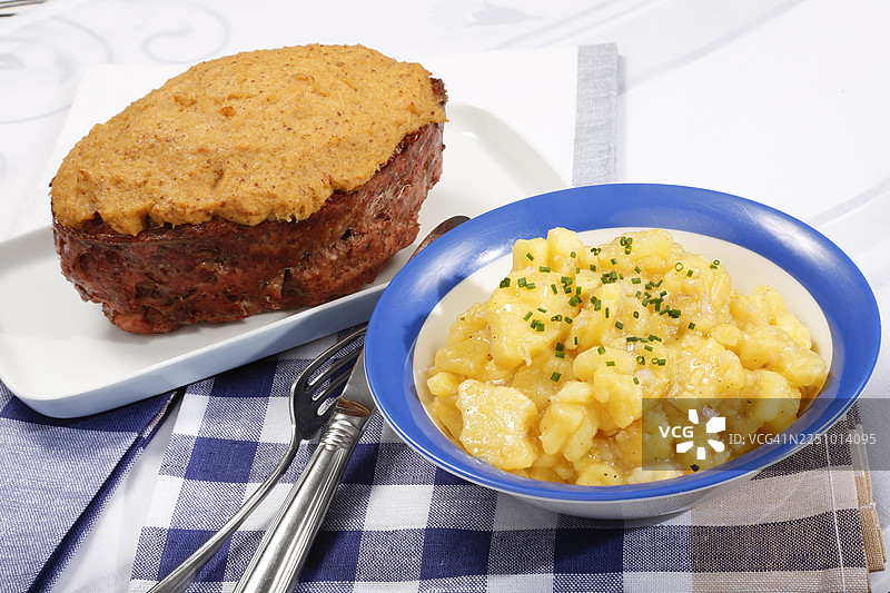施瓦本菜肴,斯图加特肝酪(Leberkäse)配辣根芥末酱,施瓦本土豆沙拉,肝酪,肉饼,芥末外壳,奶奶的烹饪,地区性,家常菜,餐盘,餐具,刀,叉,典型的施瓦本风味,传统菜肴,图片素材