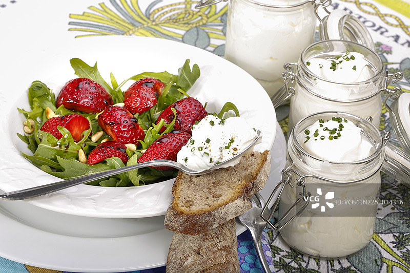 什瓦本美食，罐装的卢格莱斯奶酪，草莓芝麻菜沙拉，松子，什瓦本奶油奶酪，乳制品，素食，健康，芝麻菜，面包，细香葱，摆放在盘子里，奶奶的厨房，地方特色，家常菜，典型的什瓦本风味，胡萝卜图片素材