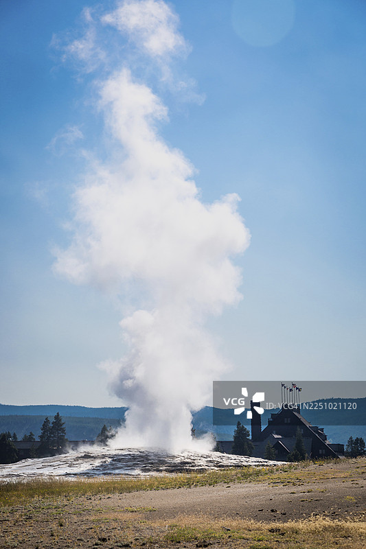 黄石国家公园的老忠实喷泉正在喷发图片素材