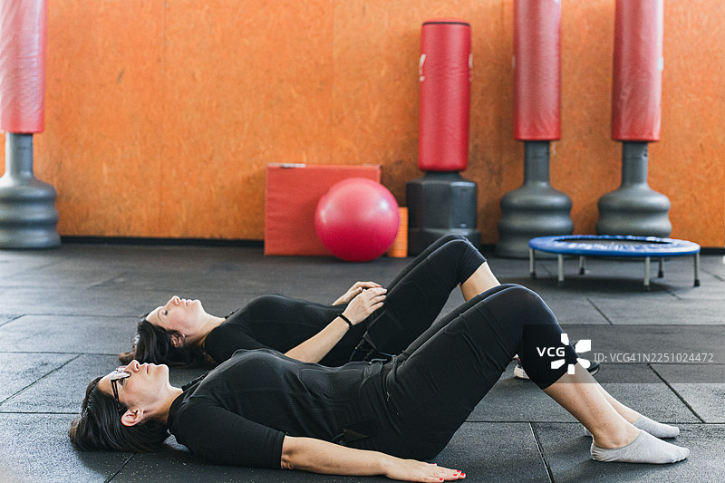EMS 训练课程：运动员伸展运动图片素材