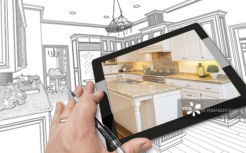 建筑师的手在电脑平板上展示着厨房设计图图片素材