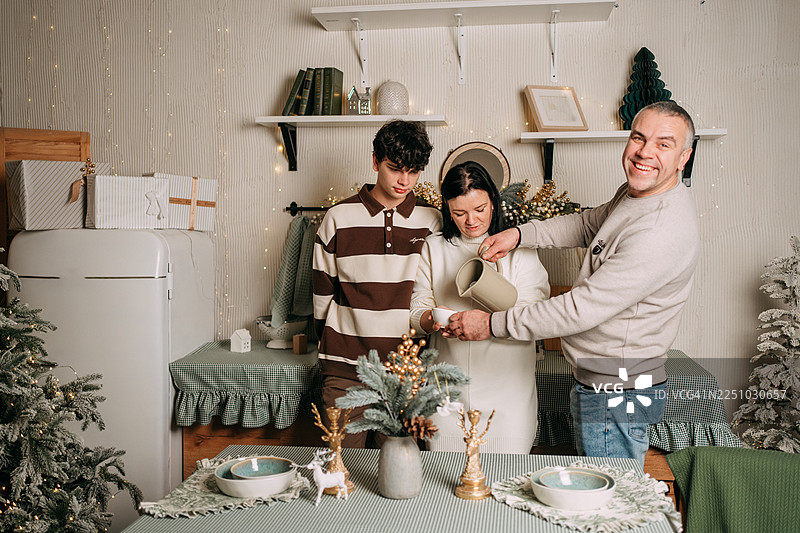 一家人在厨房享受圣诞假期的聚会图片素材