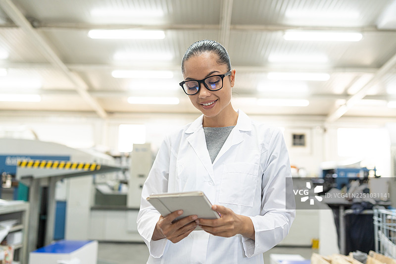 一位女性专家在现代印刷厂工作图片素材