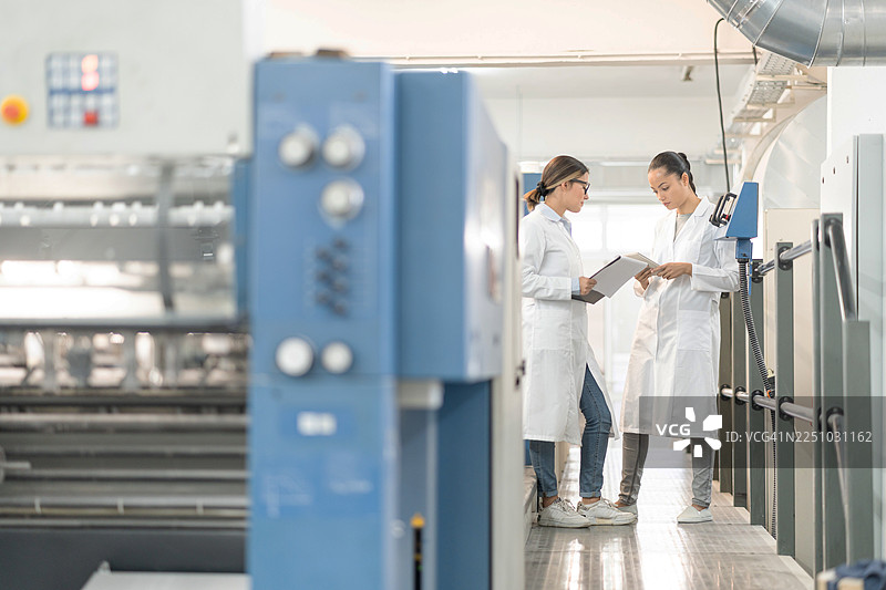 女性专家在印刷生产工厂工作图片素材