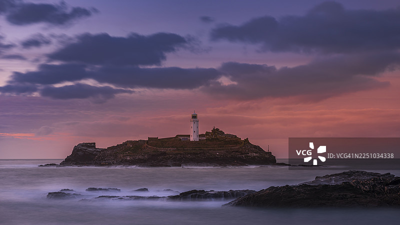 戈德雷灯塔，戈德雷岛上的戈德雷灯塔，日落，圣艾夫斯湾，康沃尔，英格兰，英国图片素材