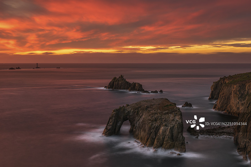 日落时分，英国康沃尔郡兰兹角陡峭的海岸与大海图片素材