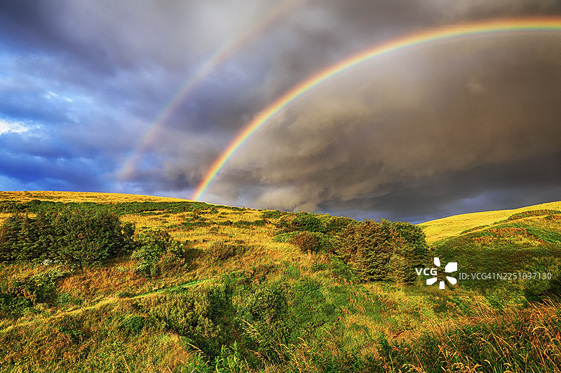 苏格兰阿伯丁郡佩南附近，灌木丛生景观上空的双彩虹，英国图片素材