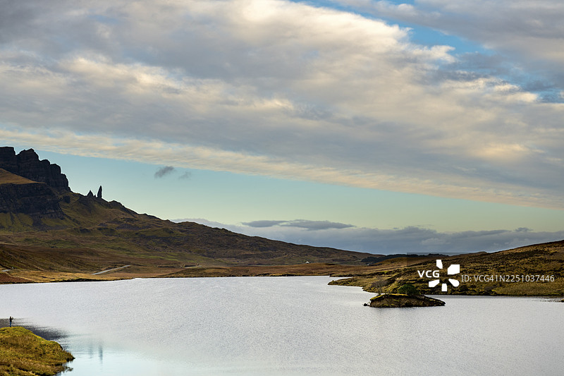 苏格兰天空岛，波特里，斯托尔岩石老人，前景为利思湖图片素材