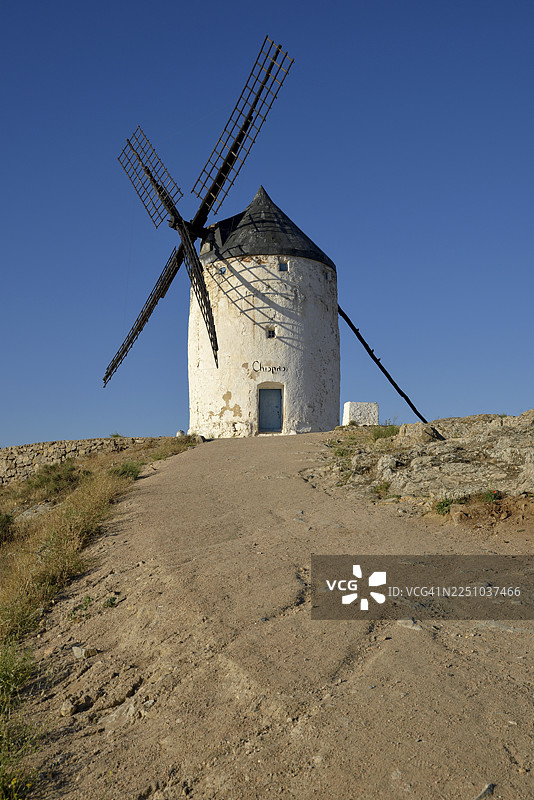 西班牙卡斯蒂利亚-拉曼恰地区托莱多省孔苏埃格拉的风车图片素材