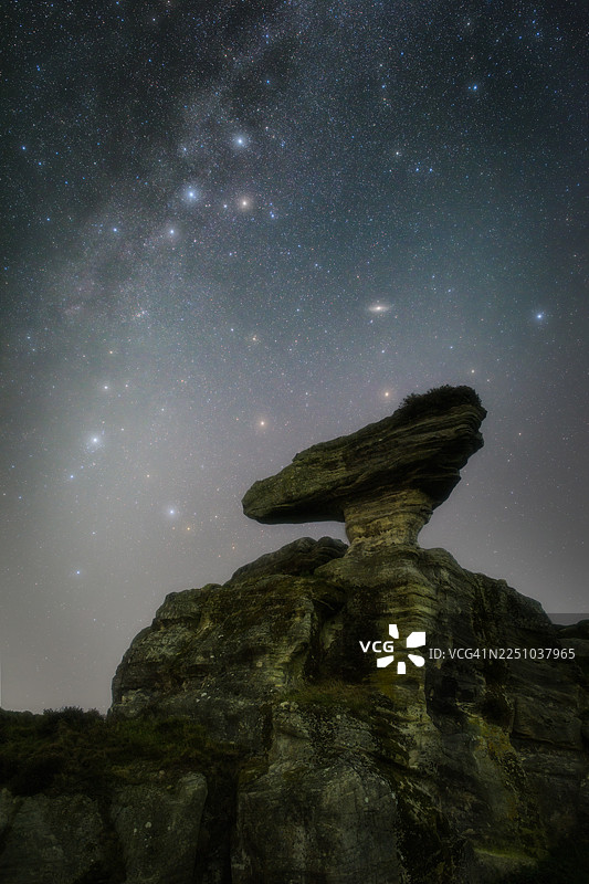 苏格兰巴内特斯坦岩石地貌上的银河图片素材