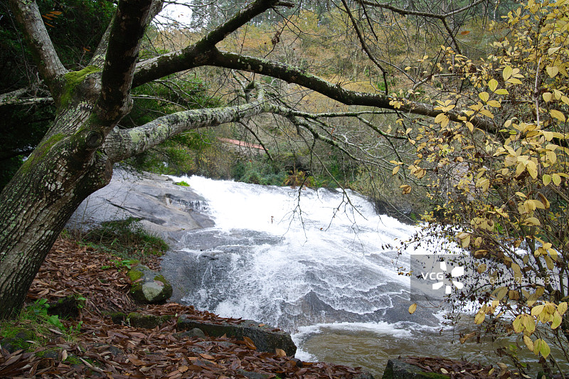 巴罗萨自然公园巴罗萨河上的瀑布和水磨坊。，（西班牙，蓬特韦德拉，巴罗）图片素材