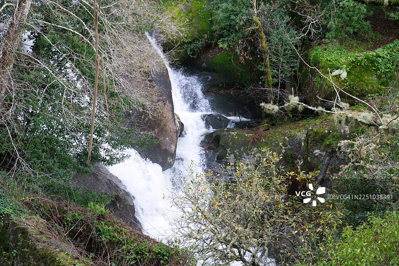 巴罗萨自然公园的巴罗萨河上的瀑布和水磨坊。（西班牙，蓬特韦德拉，巴罗）图片素材