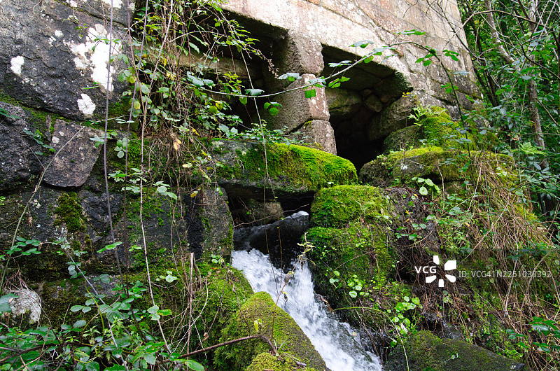 巴罗萨自然公园的巴罗萨河上的瀑布和水磨坊。（西班牙，蓬特韦德拉，巴罗）图片素材