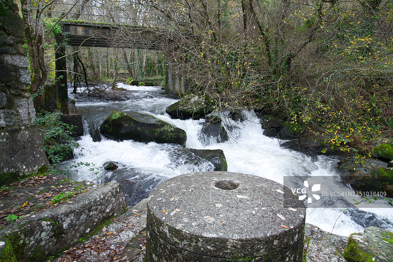 巴罗萨自然公园巴罗萨河上的瀑布和水磨坊，（西班牙，蓬特韦德拉，巴罗）图片素材