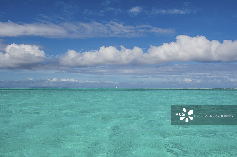 法属波利尼西亚，波拉波拉岛的绿松石泻湖图片素材