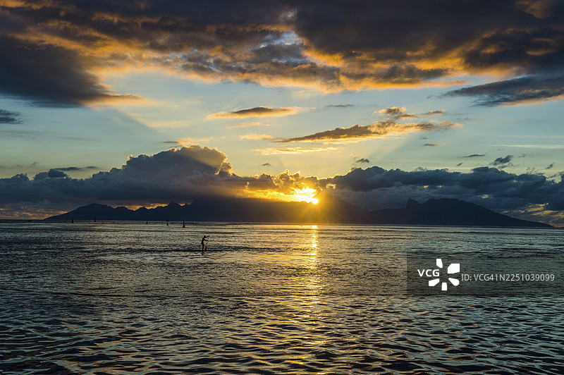 塔希提帕皮提，莫雷阿岛的壮丽日落图片素材