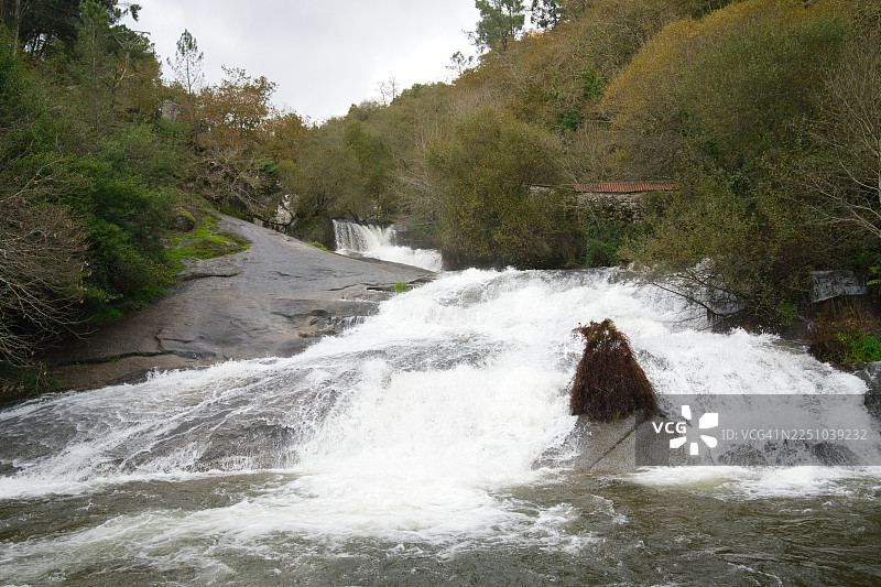 巴罗萨自然公园巴罗萨河上的瀑布和水车磨坊。（西班牙，蓬特韦德拉，巴罗）图片素材