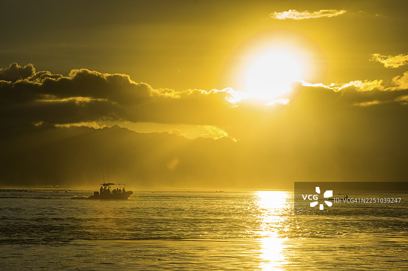 日落时分，大溪地帕佩特的船只剪影图片素材