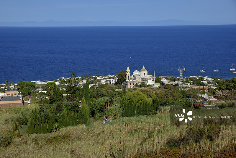 意大利利帕里群岛斯特龙博利岛上的斯特龙博利村景观图片素材