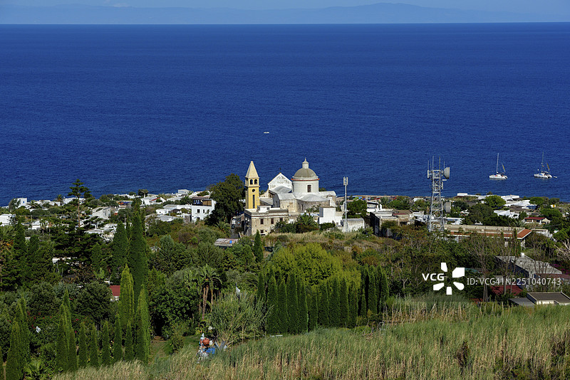 意大利利帕里群岛斯特龙博利岛，斯特龙博利村庄及圣文森特教堂景观图片素材
