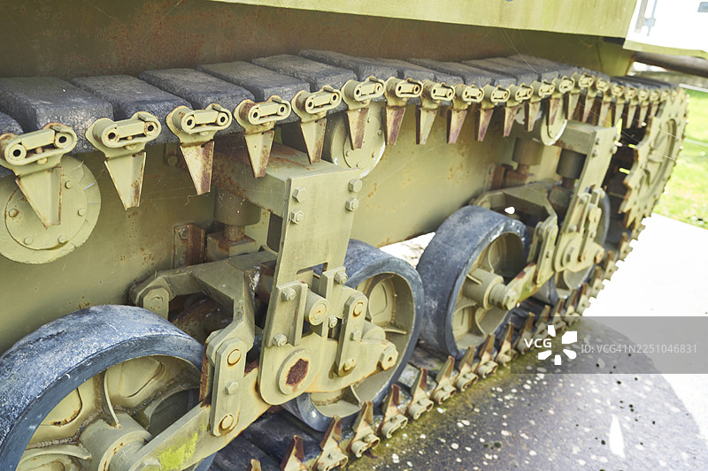 军用坦克履带式推进系统，配备重型履带图片素材