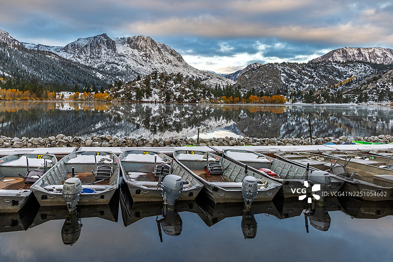 加州东部内华达山脉 Gull Lake 的黎明船只图片素材