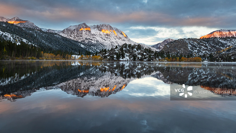 加利福尼亚州东部内华达山脉 Gull Lake 的黎明图片素材