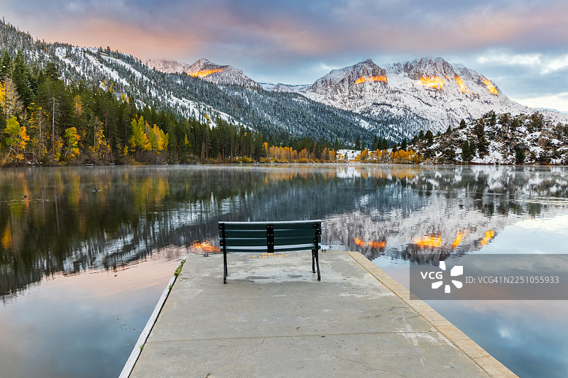 加利福尼亚州东部内华达山脉峡谷湖的日出观赏点图片素材