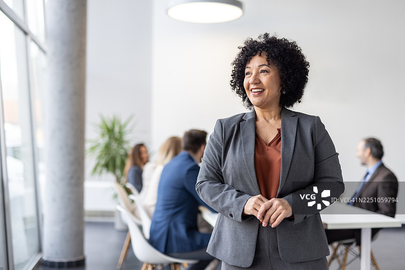 一位充满魅力的女性在工作场所激励她的团队图片素材