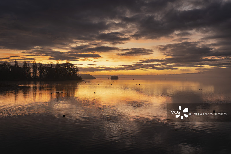 早晨的光线，水面倒影，博登湖畔拉多尔夫采尔附近的湖畔剪影，左侧是梅特瑙半岛和爱情岛，康斯坦茨区，巴登-符腾堡州，德国图片素材