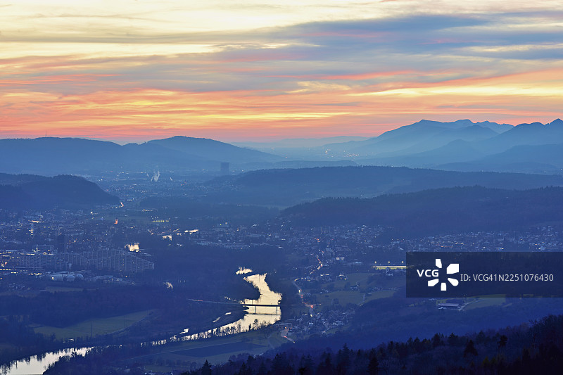 从吉斯利夫卢埃（Gisliflue）看汝拉山麓，夕阳映照，前景是阿尔高州阿尔高市的塔尔海姆图片素材