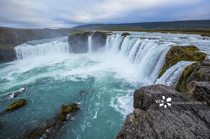 从下方仰望令人印象深刻的戈达瀑布，冰岛图片素材