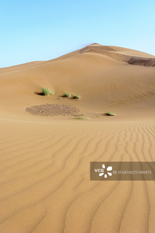 厄尔切比，梅尔祖卡沙丘沙漠中的沙丘，是旅行者的目的地图片素材