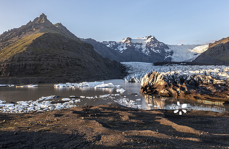 冰川河流在山脉前，俯瞰赫瓦纳达尔斯赫努克峰、斯维纳费尔斯冰川舌、瓦特纳冰川，冰岛图片素材