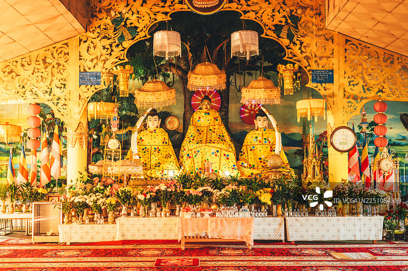 云南瑞丽苴却大金塔内装饰华丽的佛坛及三尊佛像图片素材