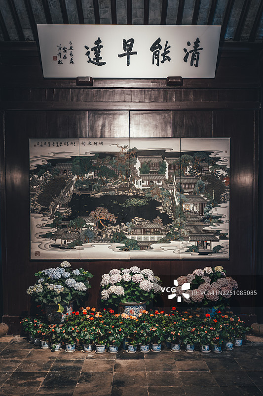 中国苏州网师园内的中国传统书法和山水画图片素材
