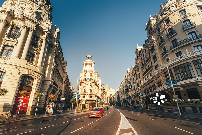 阳光明媚的马德里历史街区图片素材