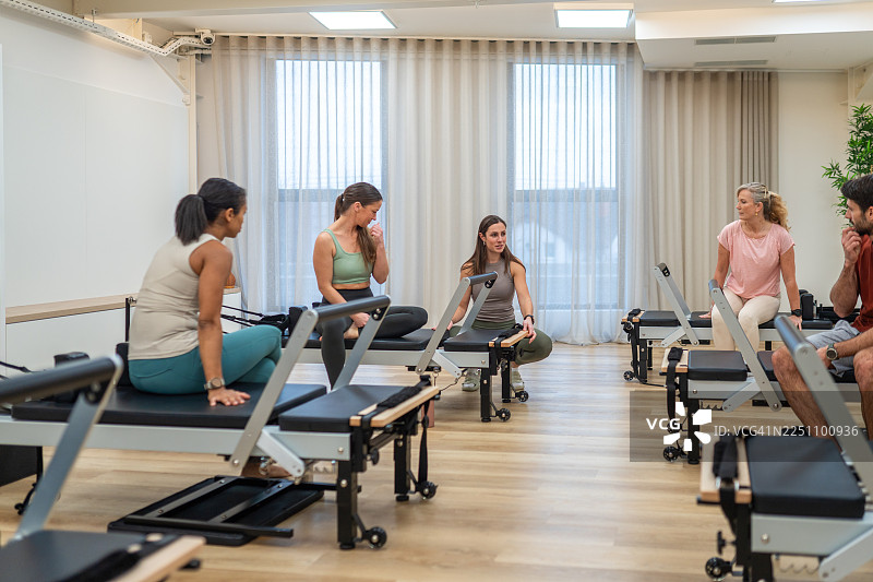 多元化团队参与普拉提器械课程图片素材