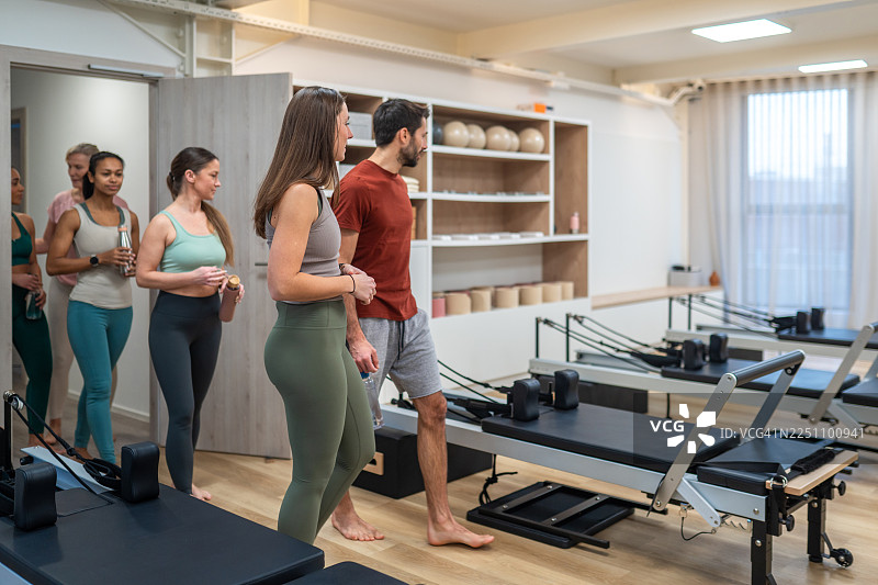 不同背景的人们来到工作室参加普拉提课程图片素材