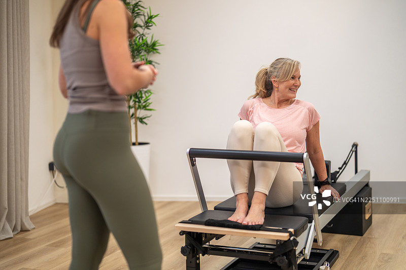 一位成熟的高加索女性正在进行普拉提器械练习图片素材