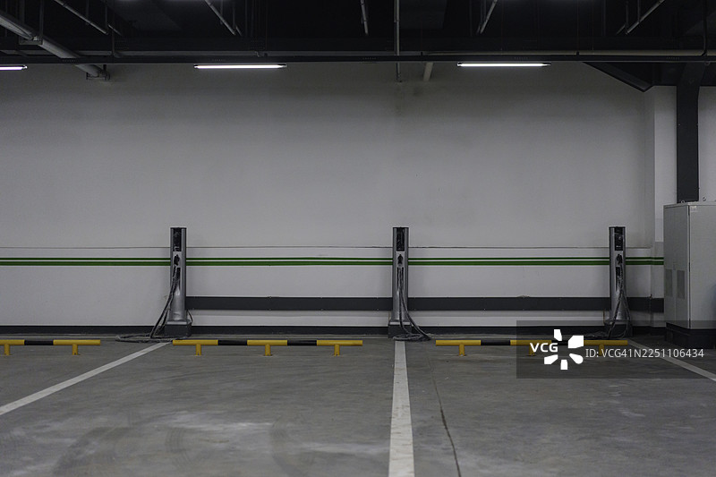 停车场里的电动汽车充电站图片素材