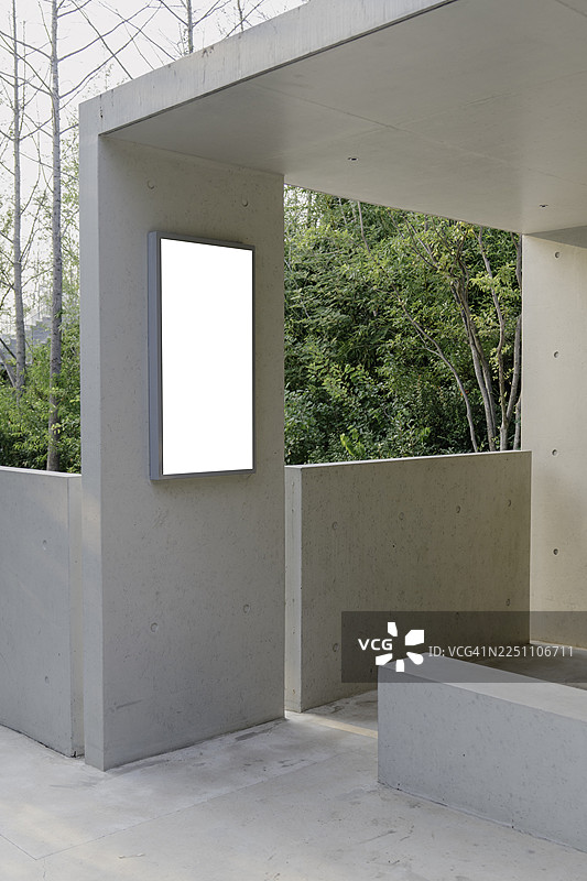 混凝土建筑墙上的空白广告牌图片素材