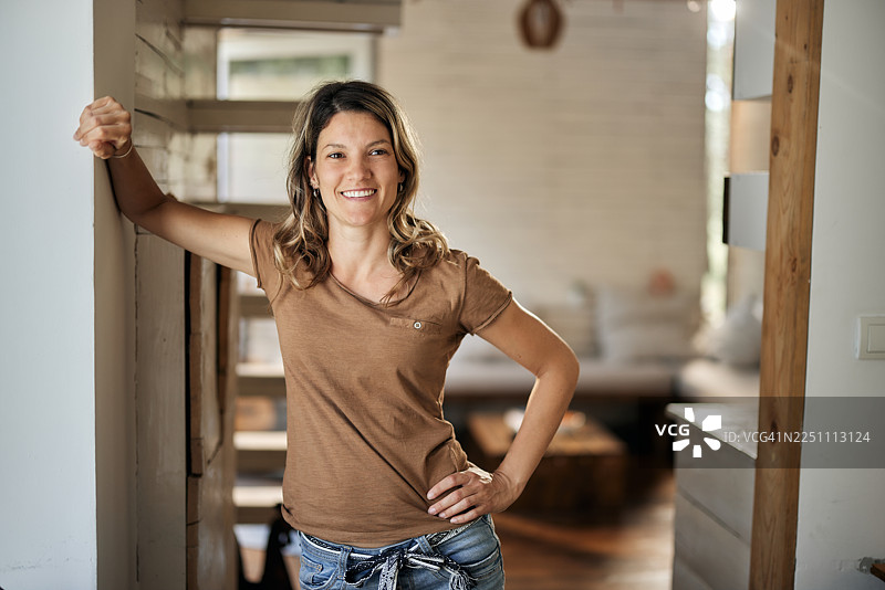 居家肖像：快乐的女人图片素材