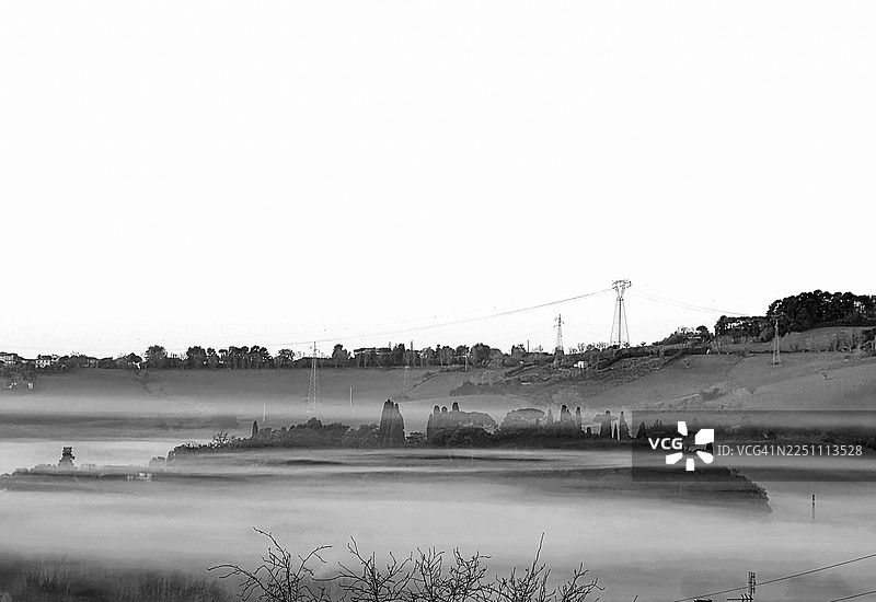 雾中回响：静谧如初的山谷图片素材