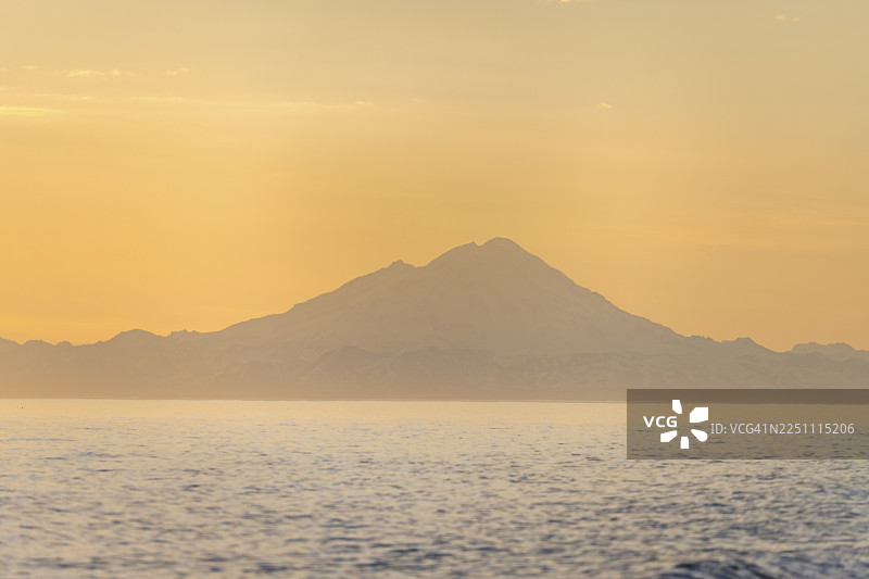 日落时分，库克湾景色，雷东特山白雪皑皑的山峰，午夜阳光，阿留申山脉，安克雷奇角，安克雷奇河州立休闲区，阿拉斯加，美国图片素材