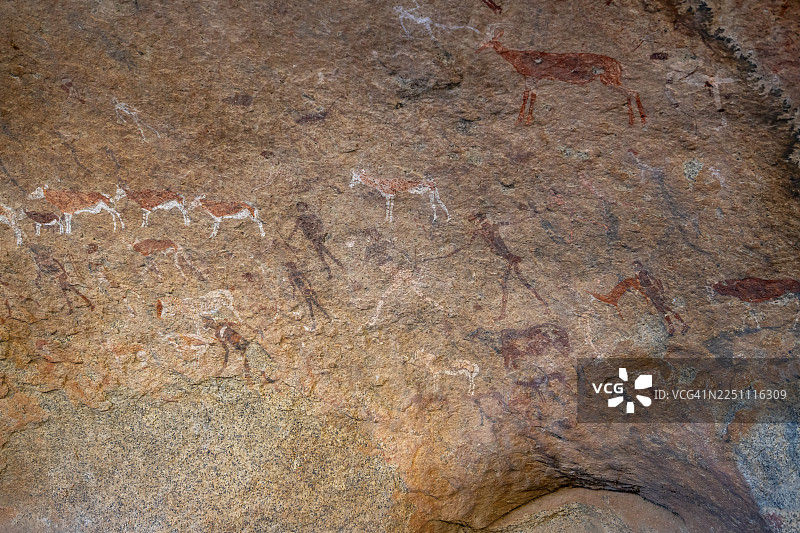 白女士岩画，白女士绘画，猎人和动物的描绘，马克的庇护所岩画，齐萨布峡谷，布兰德堡，埃龙戈，纳米比亚图片素材
