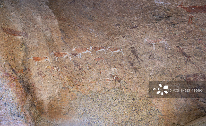白女士岩画，白女士画作，猎人和动物的描绘，马克庇护所的岩画，奇萨布峡谷，布兰德堡，埃龙戈，纳米比亚图片素材