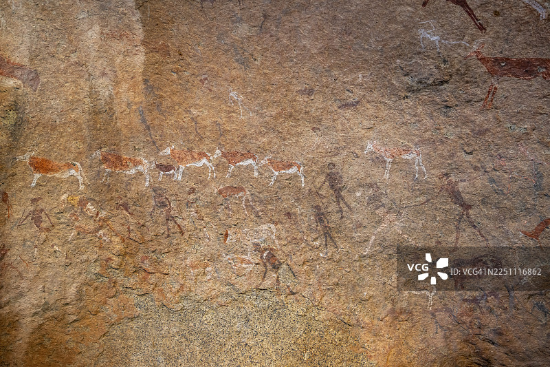 白女士岩画，白女士画，猎人和动物的描绘，马克山洞岩画，齐萨布峡谷，布兰德堡，埃龙戈，纳米比亚图片素材