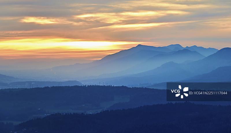 从吉斯利夫卢埃（Gisliflue）看到的汝拉山麓风光，夕阳映照下，瑞士阿尔高州塔尔海姆图片素材